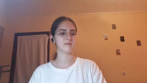 Snapshot of elmeraurora chatting on 06.22.26 Kate online show from 06.22.26