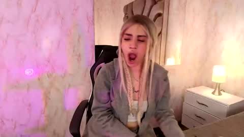 Snapshot of elodie_rouge chatting on 04.10.26 Elodie online show from 04.10.26