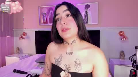 Snapshot of elodie_walker chatting on 11.22.25 Elodie online show from 11.22.25