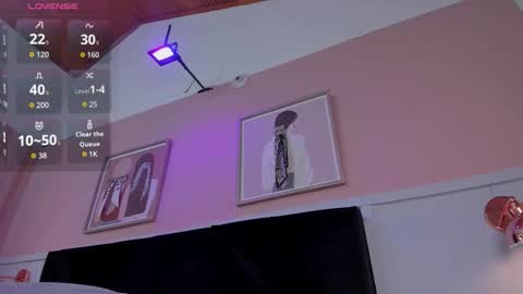 Snapshot of elodie_walker chatting on 12.17.25 Elodie online show from 12.17.25