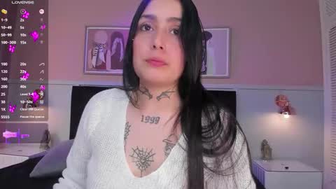 Snapshot of elodie_walker chatting on 12.21.25 Elodie online show from 12.21.25