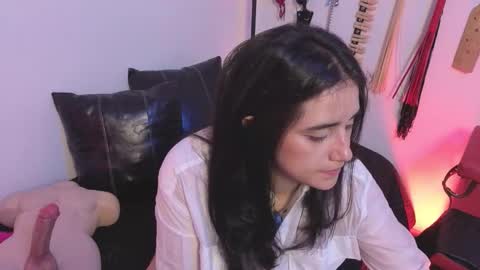 elowen_halley1 online show from 02.05.26