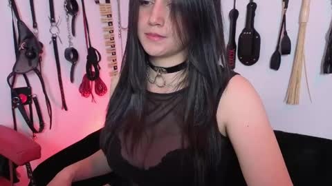 elowen_halley1 online show from 05.06.26