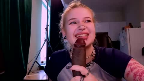 Snapshot of elvenmilk chatting on 05.06.26 Ciri online show from 05.06.26