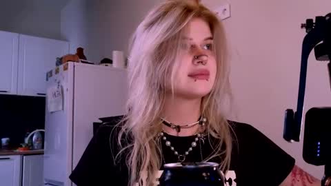 Snapshot of elvenmilk chatting on 05.21.26 Ciri online show from 05.21.26