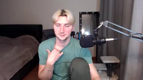 Snapshot of elvin_vaenight chatting on 09.10.25 Elvin Vaenight online show from 09.10.25