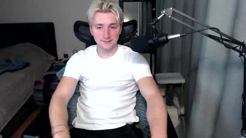 Snapshot of elvin_vaenight chatting on 10.05.25 Elvin Vaenight online show from 10.05.25