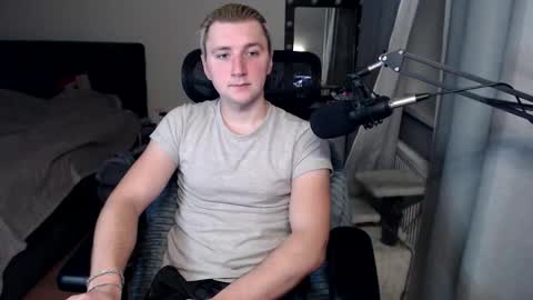 Snapshot of elvin_vaenight chatting on 10.12.25 Elvin Vaenight online show from 10.12.25