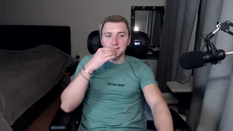 Snapshot of elvin_vaenight chatting on 10.22.25 Elvin Vaenight online show from 10.22.25