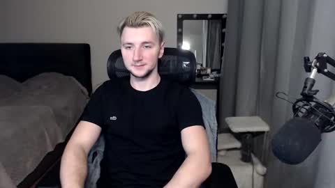 Snapshot of elvin_vaenight chatting on 10.30.25 Elvin Vaenight online show from 10.30.25