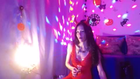 Elisa online show from 10.31.25