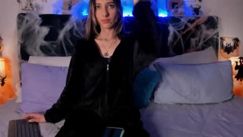 Snapshot of ema_porcaroli chatting on 10.20.25 Ema online show from 10.20.25