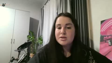Snapshot of emeldapieroni chatting on 07.07.26 Poly online show from 07.07.26