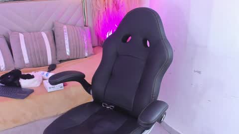 Snapshot of emelie_ch_ chatting on 12.12.24 Emily online show from 12.12.24