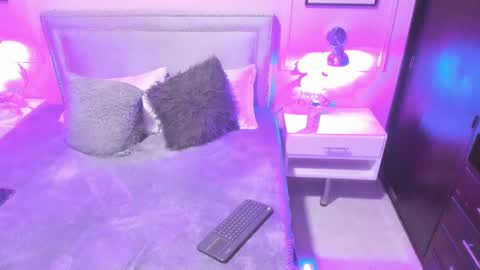 Snapshot of emelie_ch_ chatting on 01.12.25 Emily online show from 01.12.25