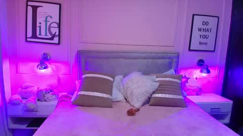 Snapshot of emelie_ch_ chatting on 01.12.25 Emily online show from 01.12.25