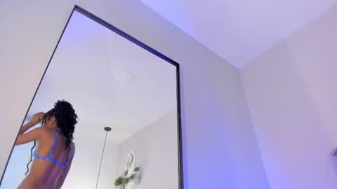 Snapshot of emely_deluxe chatting on 10.18.25 Emely online show from 10.18.25