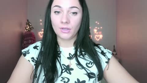 Snapshot of emelyblum chatting on 12.23.24 Emely online show from 12.23.24