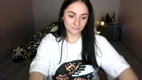 Snapshot of emelyblum chatting on 01.25.25 Emely online show from 01.25.25