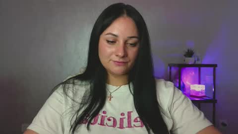 Snapshot of emelyblum chatting on 09.08.25 Emely online show from 09.08.25