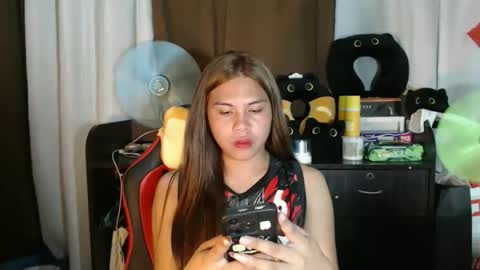 Snapshot of emere_kai_24xxx chatting on 11.23.25 Chelle dont forget to folloe me and thumps up online show from 11.23.25