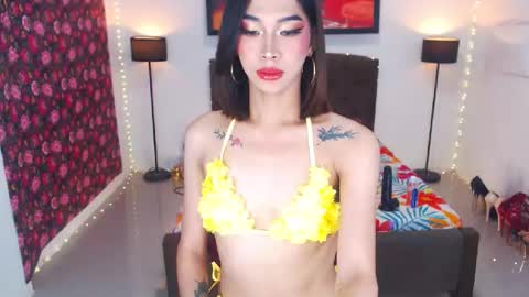 Snapshot of emerladmore chatting on 06.26.26 emerladmore online show from 06.26.26