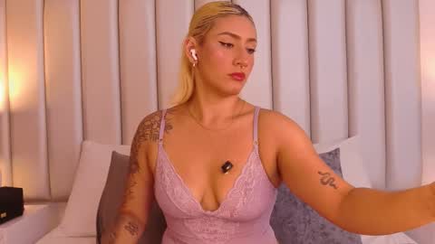 Snapshot of emiily_roberts1 chatting on 11.27.25 EMILY ROBERTS online show from 11.27.25