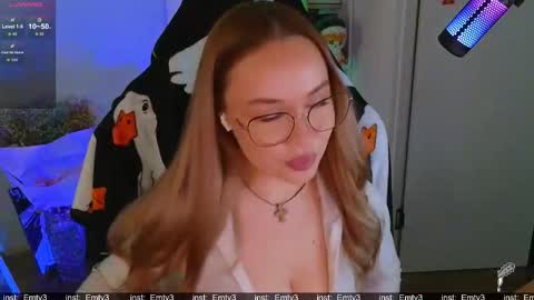 Snapshot of emili1_bc chatting on 12.18.25 Emili online show from 12.18.25