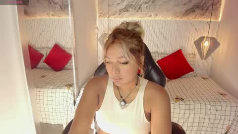Snapshot of emilly_mell chatting on 04.30.26 emilly_mell online show from 04.30.26
