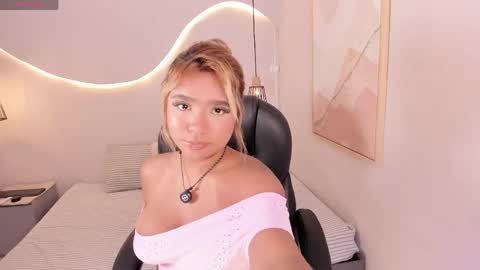Snapshot of emilly_mell chatting on 05.29.26 emilly_mell online show from 05.29.26
