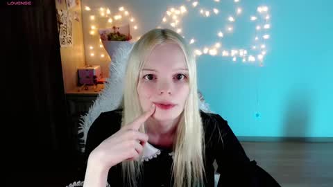 Snapshot of emily_nyaffe chatting on 03.03.25 Lia online show from 03.03.25