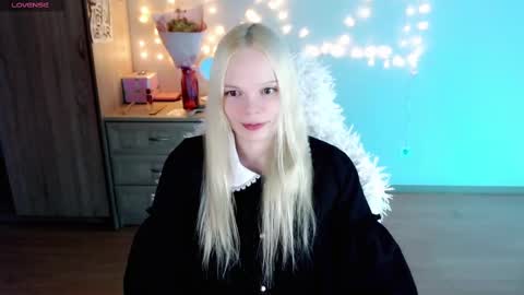 Snapshot of emily_nyaffe chatting on 03.04.25 Lia online show from 03.04.25