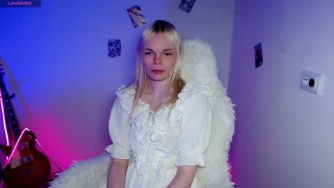 Snapshot of emily_nyaffe chatting on 12.13.25 Lia online show from 12.13.25