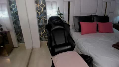 Snapshot of emily_parkss666 chatting on 12.16.25 Emily online show from 12.16.25