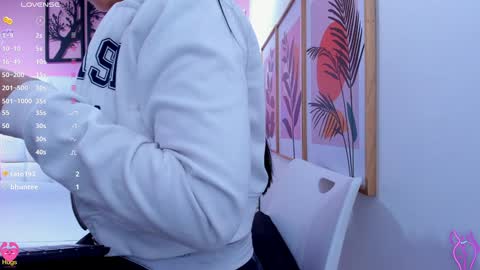 Snapshot of emily_roux chatting on 01.09.25 EMILY online show from 01.09.25