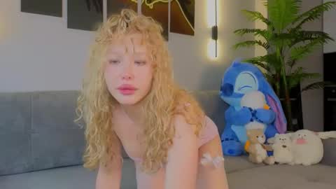 Snapshot of emily_shepard chatting on 12.01.25 emily shepard online show from 12.01.25