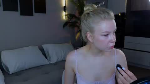 Snapshot of emily_shepard chatting on 06.17.26 emily shepard online show from 06.17.26