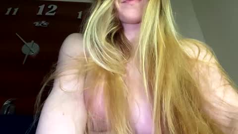 Snapshot of emilygibbes chatting on 03.12.25 emilygibbes online show from 03.12.25