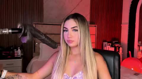 Snapshot of emilyhendrix_ chatting on 09.16.25 Emily Hendrix online show from 09.16.25