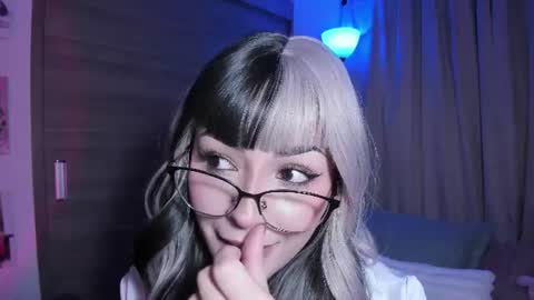 Snapshot of emilyrosss_ chatting on 06.12.26 EMILY online show from 06.12.26
