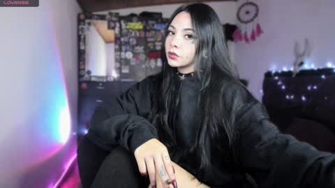 Snapshot of emilyrymer chatting on 12.23.24 Emily Support me to have 100 likes plx online show from 12.23.24