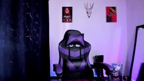 Snapshot of emilyrymer chatting on 09.30.25 Emily Support me to have 100 likes plx online show from 09.30.25