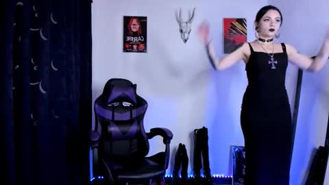 Snapshot of emilyrymer chatting on 10.18.25 Emily Support me to have 100 likes plx online show from 10.18.25