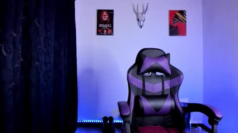 Snapshot of emilyrymer chatting on 11.26.25 Emily Support me to have 100 likes plx online show from 11.26.25