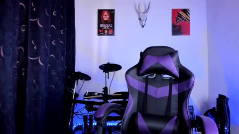 Snapshot of emilyrymer chatting on 12.18.25 Emily Support me to have 100 likes plx online show from 12.18.25