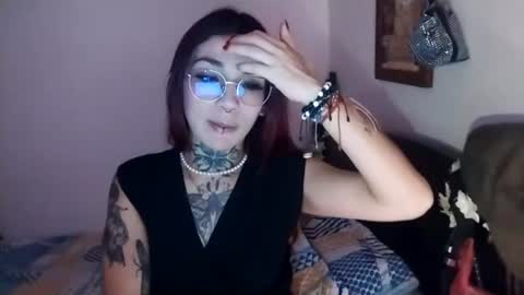 Snapshot of emilywhitee_ chatting on 06.25.26 Valentina independent model online show from 06.25.26