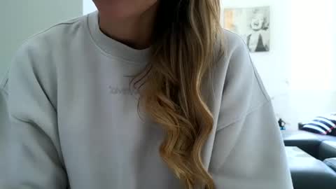 Snapshot of emilyy_miller chatting on 10.14.25 emilly online show from 10.14.25