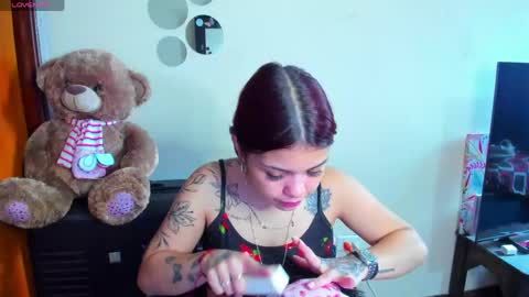 Snapshot of emma_boo_ chatting on 05.11.26 emma_boo_ online show from 05.11.26