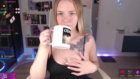 Snapshot of emma_bryan chatting on 09.18.25 Emma online show from 09.18.25