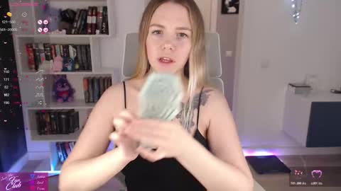 Snapshot of emma_bryan chatting on 11.12.25 Emma online show from 11.12.25